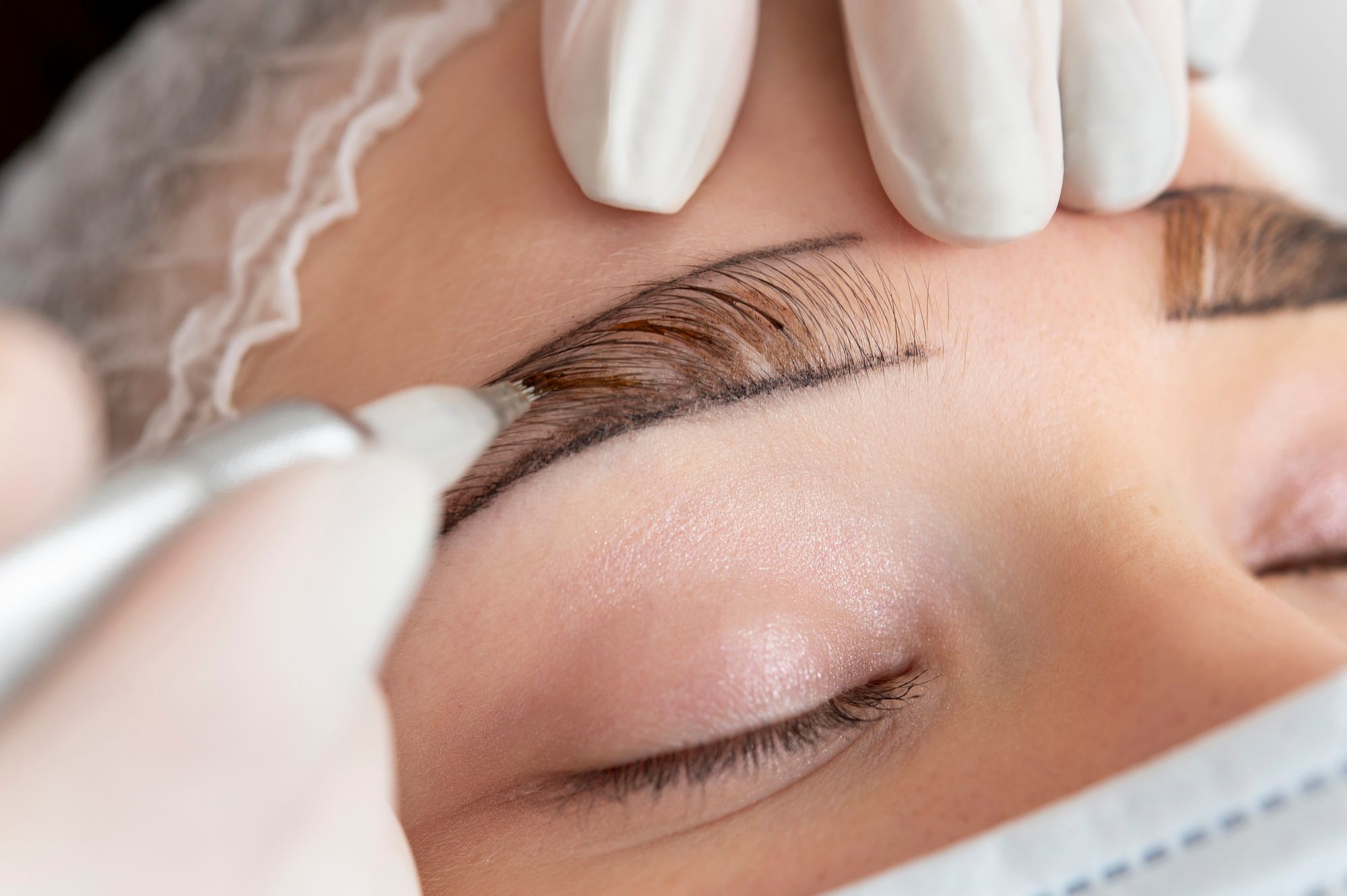 Sesión de microblading en un centro de estética.