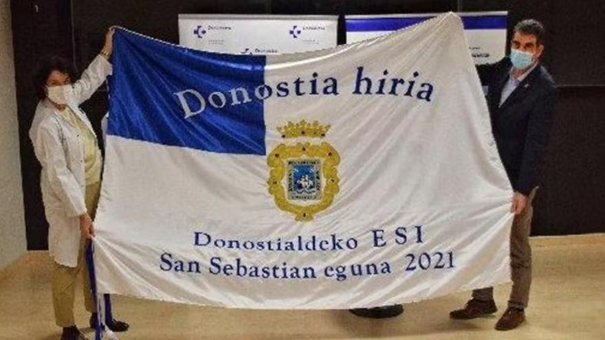 Itziar Pérez recibió en enero de 2021 la bandera de Donostia como reconocimiento a la labor realizada por los sanitarios durante la pandemia