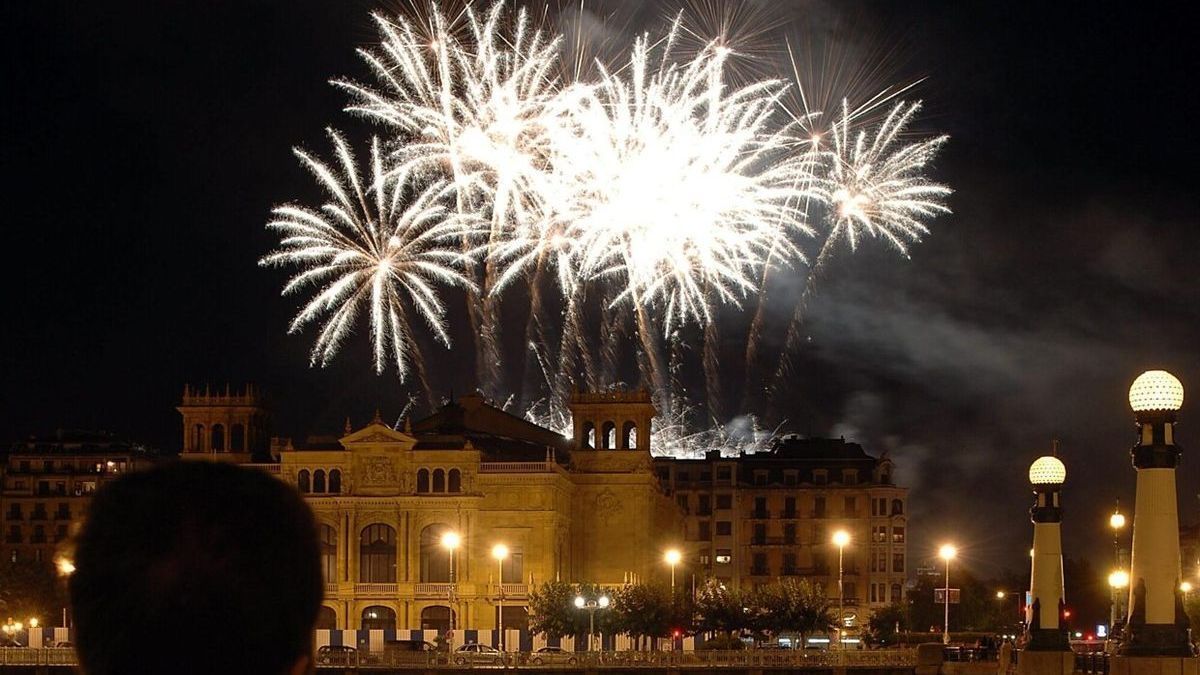 La bahía se iluminará hoy por última vez de la mano de la pirotécnia madrileña Vulcano que pondrá el broche de oro a la Semana Grande con su espectáculo piromusical fuera de concurso.