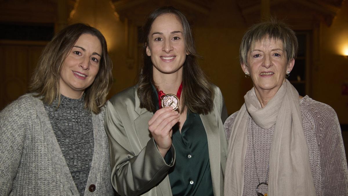 Nerea Pena, flanqueada por su hermana Miren y su madre, Hortensia Abaurrea, tras recibir la Medalla de Oro al Mérito Deportivo.