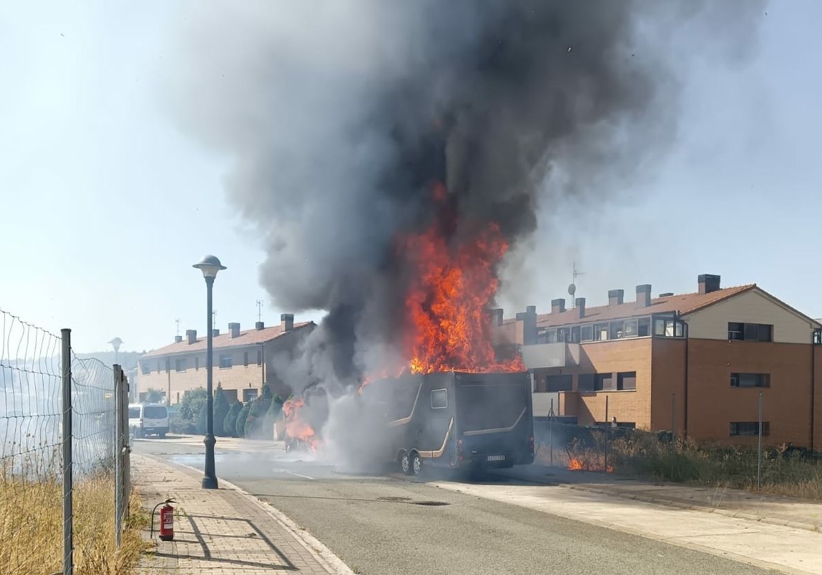 Uno de los vehículos que han resultado calcinados