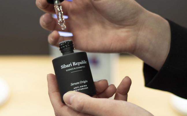 El Serum Origin, su producto estrella, rellena las arrugas desde el interior y aporta una hidratación profunda a la piel, reduciendo hasta un 58% el número de arrugas en 4 semanas.