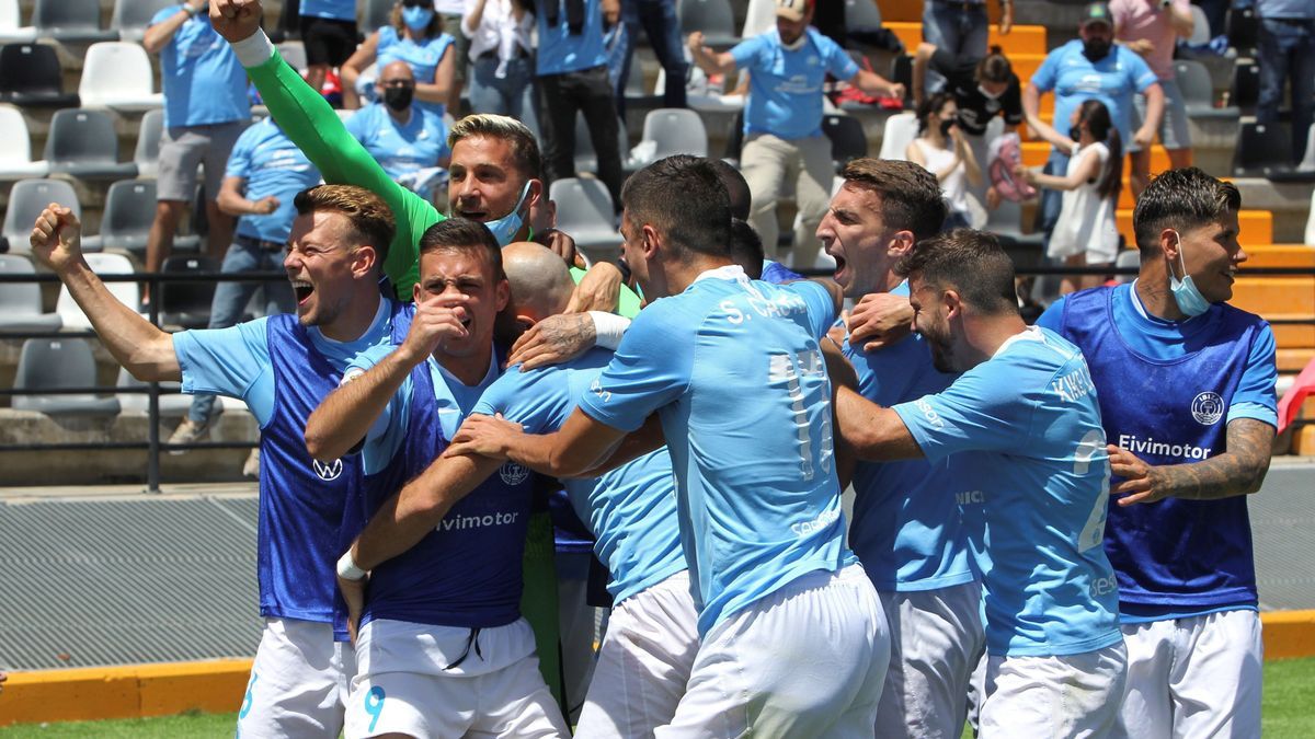 Los jugadores del Ibiza celebran el gol del ascenso a Segunda. Foto: Jero Morales