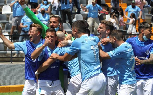 Los jugadores del Ibiza celebran el gol del ascenso a Segunda. Foto: Jero Morales Los jugadores del Ibiza celebran el gol del ascenso a Segunda. Foto: Jero Morales