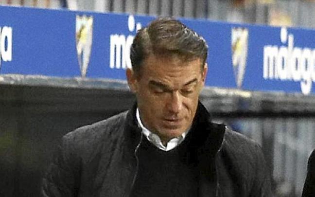 Luis Garc&iacute;a, pensativo en el partido de ayer.