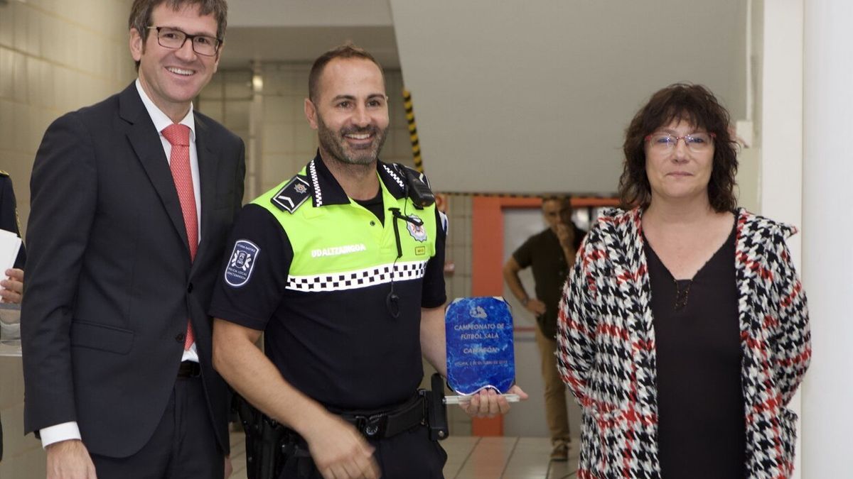 Marian Gutiérrez junto a Gorka Urtaran y un policía local