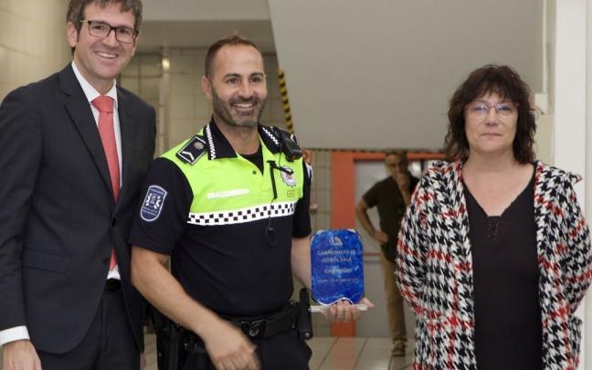 Marian Guti&eacute;rrez junto a Gorka Urtaran y un polic&iacute;a local