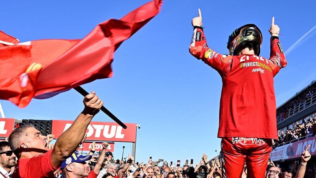 Francesco Bagnaia celebra el título con el equipo de Ducati.
