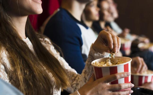 Espectadores en una sala de cine.