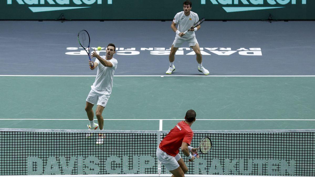 Marcel Granollers y Pedro Martínez (de blanco) caen frente a Canadá en los dobles de la Davis
