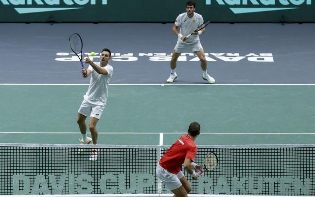 Marcel Granollers y Pedro Martínez (de blanco) caen frente a Canadá en los dobles de la Davis