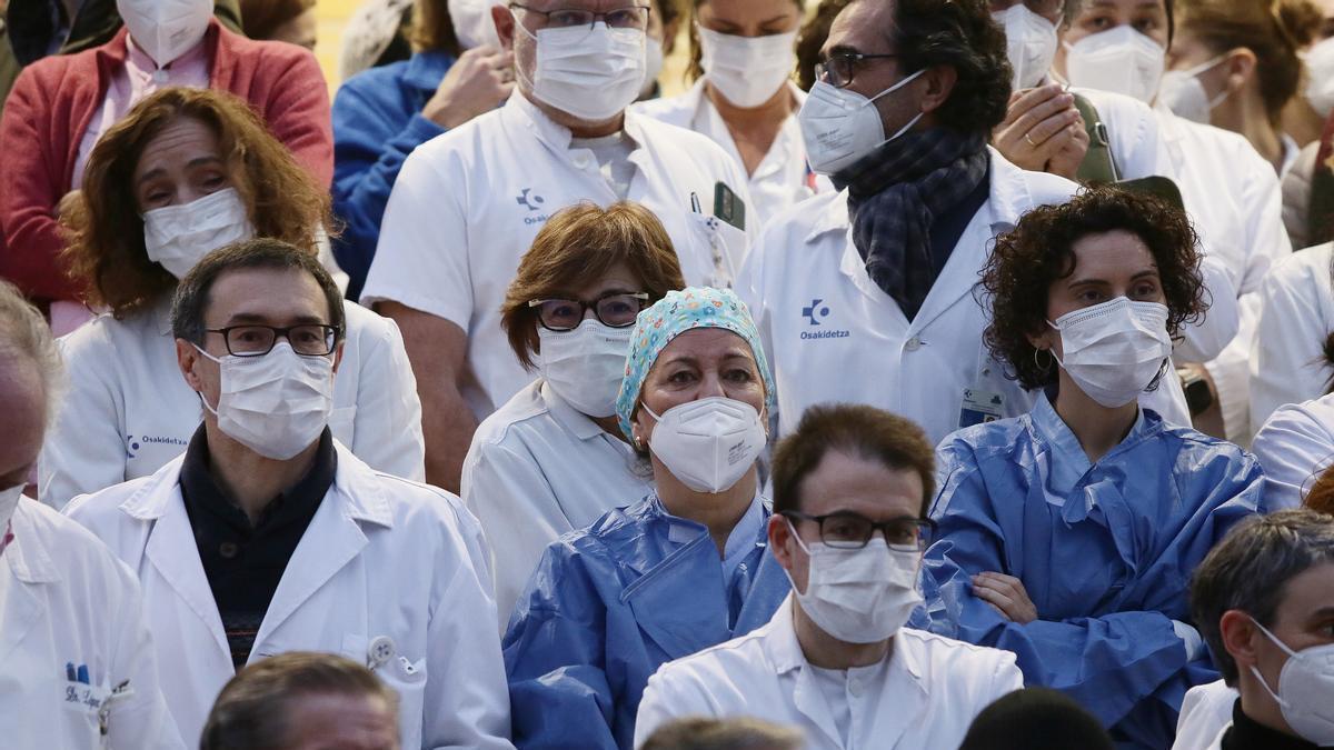 Los sanitarios críticos con Osakidetza se volvieron a concentrar ayer frente al Hospital Donostia.