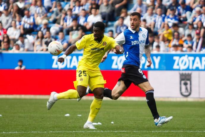 Joselu pelea un balón con Aurier durante el último Alavés-Villarreal en Mendizorroza.