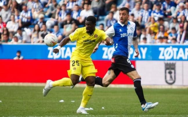 Joselu pelea un balón con Aurier durante el último Alavés-Villarreal en Mendizorroza.