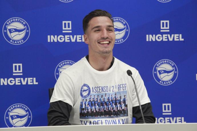 Imanol Baz sonríe en la rueda de prensa posterior al ascenso a Segunda RFEF