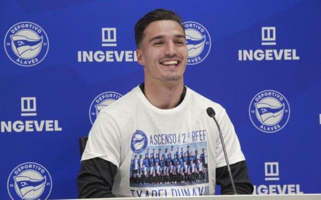 Imanol Baz sonríe en la rueda de prensa posterior al ascenso a Segunda RFEF