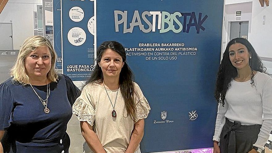 Presentación de la campaña ‘Plastibistak’ en Zarautz. | FOTO: N.G.