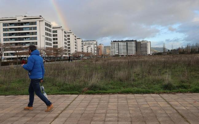 Un vecino pasea por una de las parcelas vacías de Erripagaña, que albergará viviendas y una zona comercial en el futuro. Un vecino pasea por una de las parcelas vacías de Erripagaña, que albergará viviendas y una zona comercial en el futuro.