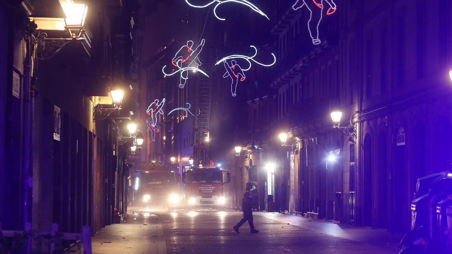 La policía desaloja las txosnas por un incendio en un edificio del Casco Viejo