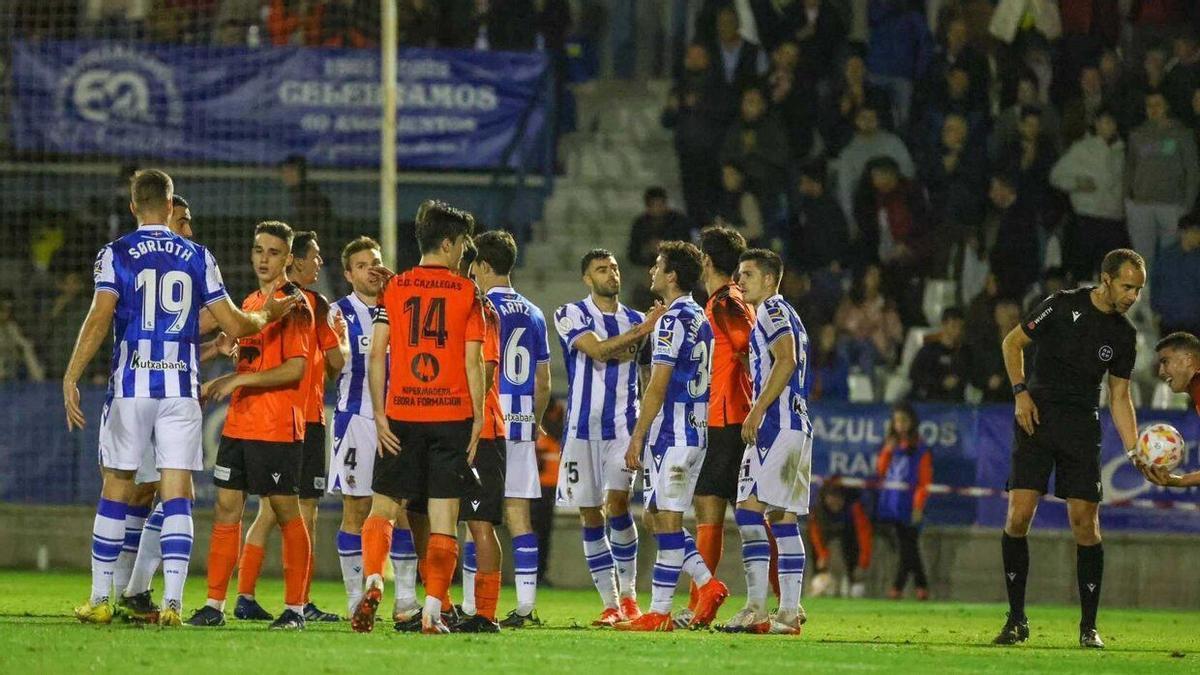 Los jugadores de la Real Sociedad saludan a los del Cazalegas de Toledo, al término del partido disputado el pasado domingo.