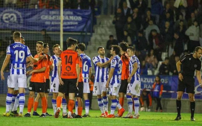 Los jugadores de la Real Sociedad saludan a los del Cazalegas de Toledo, al término del partido disputado el pasado domingo.