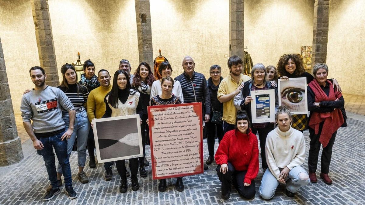 El director general de Salud, Carlos Artundo, y representantes de las entidades que luchan contra el VIH en Navarra, en un acto con motivo del Día Mundial del SIDA