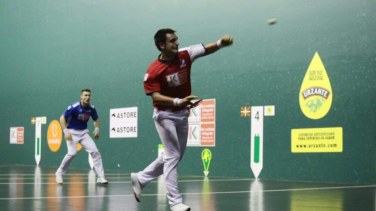 Partido del Cuatro y Medio de pelota entre Iñaki Artola y Danel Elezkano.