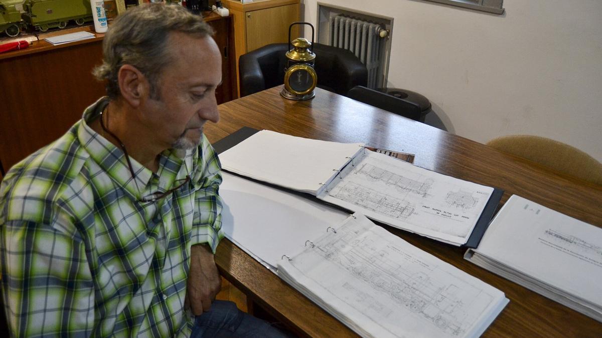 Javier José García, vicepresidente de la Asociación de Amigos del Ferrocarril, con los planos de una de las locomotoras de La Robla.