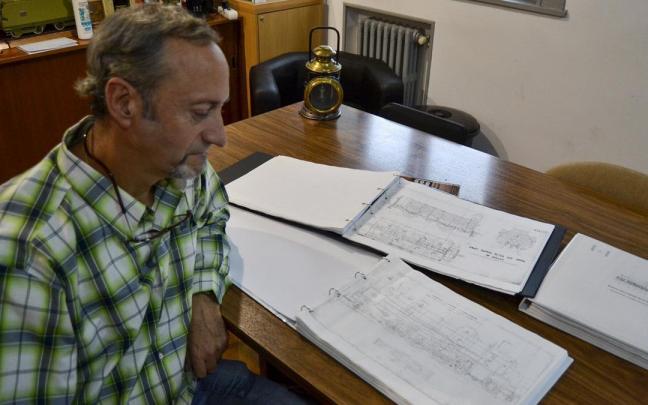 Javier José García, vicepresidente de la Asociación de Amigos del Ferrocarril, con los planos de una de las locomotoras de La Robla.