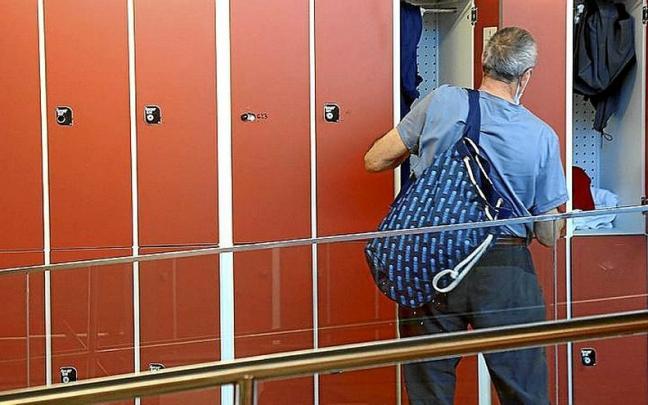 Un usuario en las cabinas de La Concha.