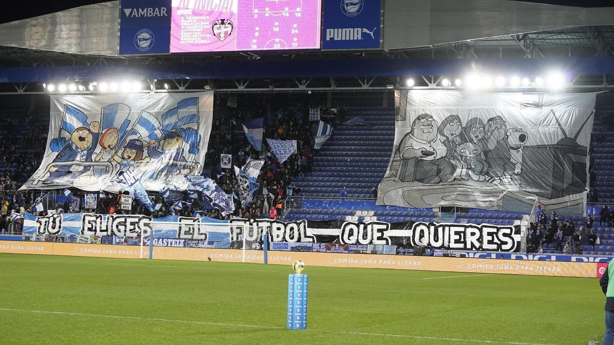 El fondo Arabako Garrasia de Polideportivo quiso mostrar su rechazo a la disputa de partidos los lunes a través de un tifo elaborado por Iraultza 1921