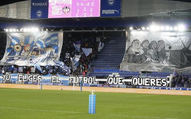 El fondo Arabako Garrasia de Polideportivo quiso mostrar su rechazo a la disputa de partidos los lunes a trav&eacute;s de un tifo elaborado por Iraultza 1921