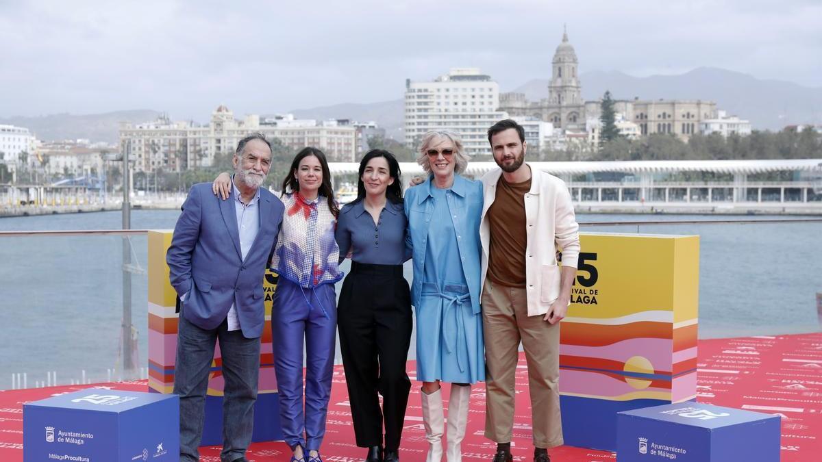 Los actores y la directora de 'Cinco Lobitos' durante al presentación de la película.