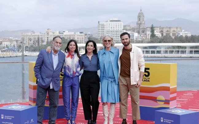 Los actores y la directora de 'Cinco Lobitos' durante al presentaci&oacute;n de la pel&iacute;cula.