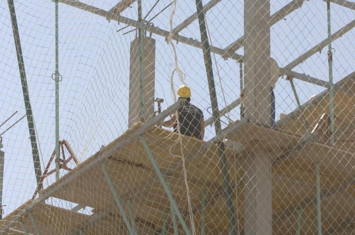 Un trabajador de la construcción, en un andamio