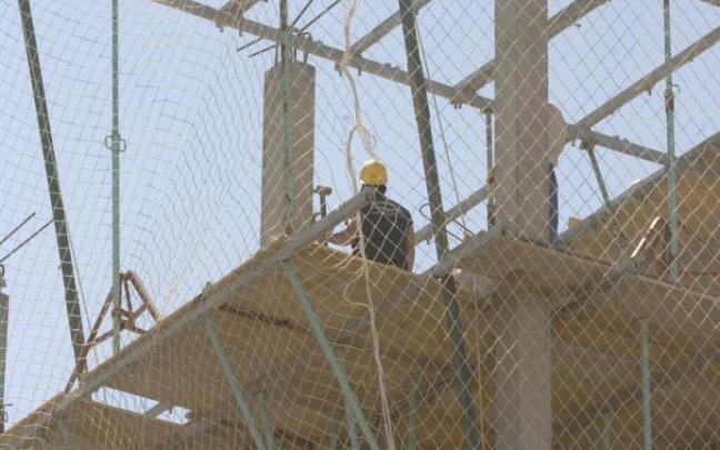 Un trabajador de la construcción, en un andamio