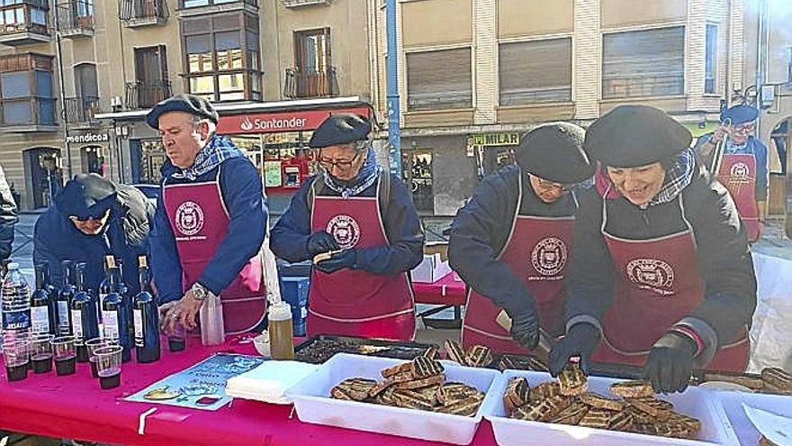 La degustación de tostadas y ajo, en la Plaza de Navarra.