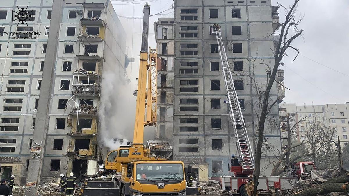 Al menos 17 personas murieron en otro ataque ruso contra un edificio civil en Zaporiyia.