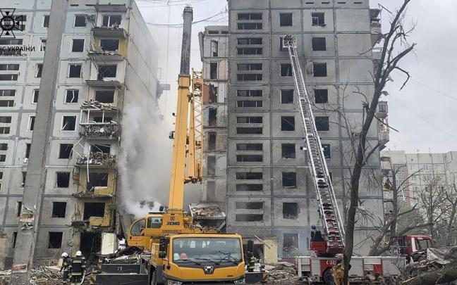 Al menos 17 personas murieron en otro ataque ruso contra un edificio civil en Zaporiyia.