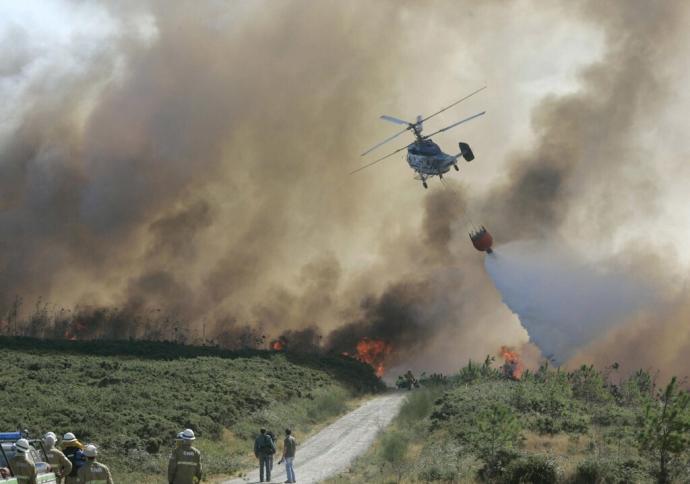 Un helicóptero trabaja en labores de extinción.