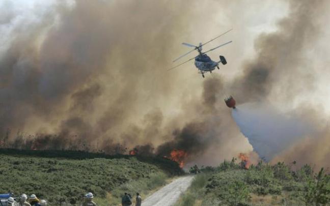 Un helicóptero trabaja en labores de extinción.