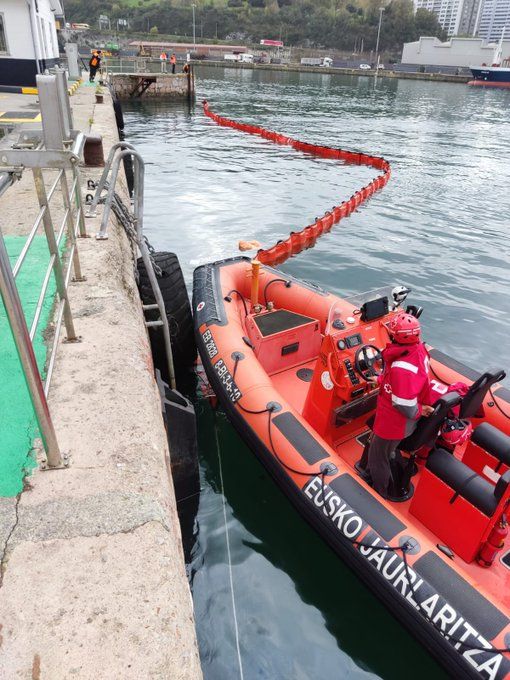 Barrera anticontaminación instalada por la embarcación de salvamento de Cruz Roja en Pasaia