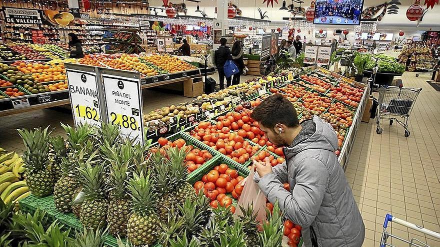 Un hombre compra fruta en un supermercado de Iruñea.