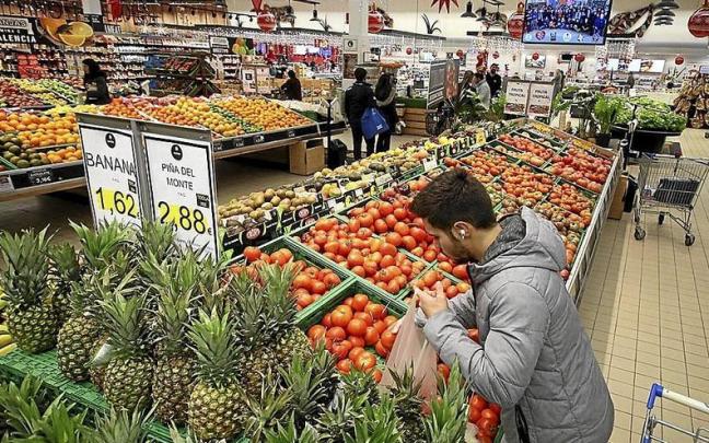 Un hombre compra fruta en un supermercado de Iruñea. Un hombre compra fruta en un supermercado de Iruñea.