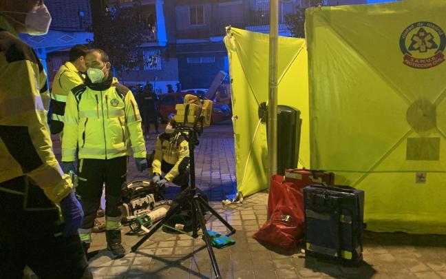 Efectivos del Samur en el lugar del tiroteo.