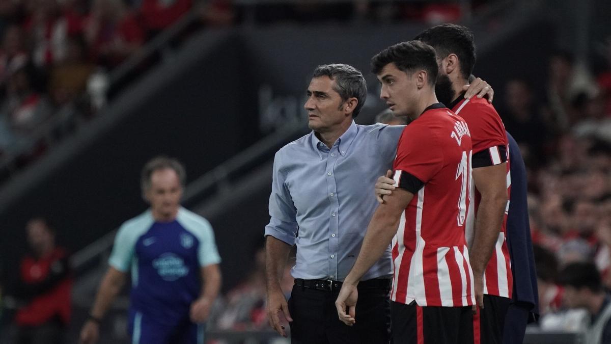 Ernesto Valverde da órdenes a Oier Zarraga antes de saltar al terreno de juego ante el Atlético.