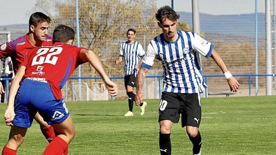 ‘Guti’ controla el balón en un partido anterior del filial albiazul ante el Tarazona.