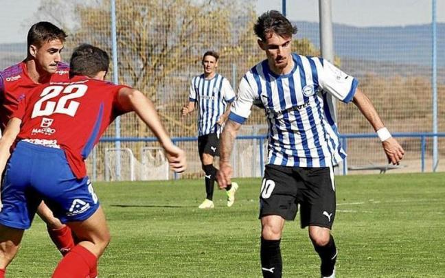 ‘Guti’ controla el balón en un partido anterior del filial albiazul ante el Tarazona.