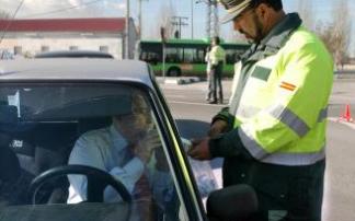 Un agente de la Guardia Civil realiza un control de alcoholemia. Un agente de la Guardia Civil realiza un control de alcoholemia.