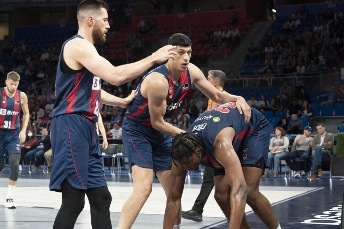 Fontecchio ayuda a levantarse a Enoch ante la mirada de Peters, durante un partido de esta temporada